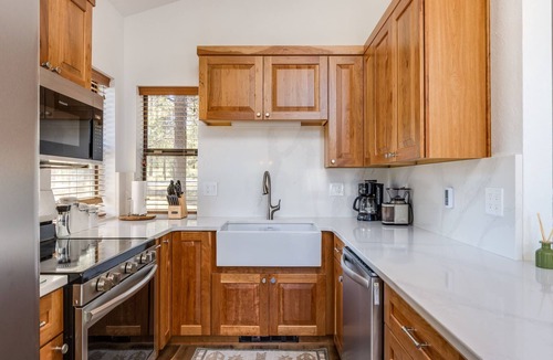 Deer Park House | Cozy Sunriver Gateway: Beautiful Windows, Deck, Games + SHARC