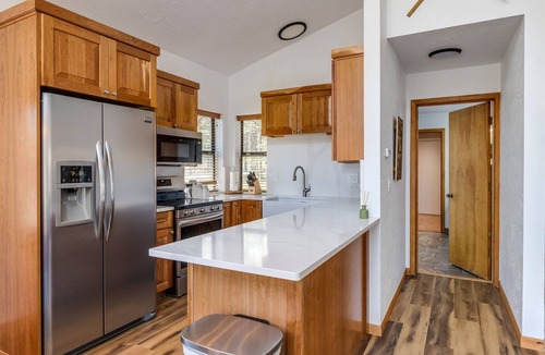 Deer Park House | Cozy Sunriver Gateway: Beautiful Windows, Deck, Games + SHARC