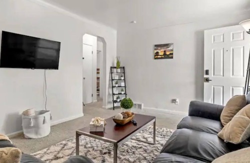 Inkster House | Cozy Three Bedroom Bungalow