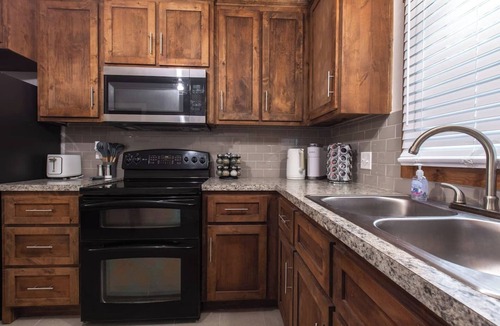 Independence House | Cozy Three-bedroom home 15 minutes from downtown Kansas City