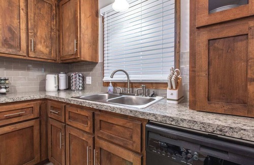 Independence House | Cozy Three-bedroom home 15 minutes from downtown Kansas City