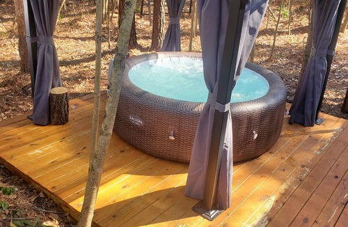 Comfort Cabin | Cozy tiny cabin in enchanting Richlands w/King Suite, hottub