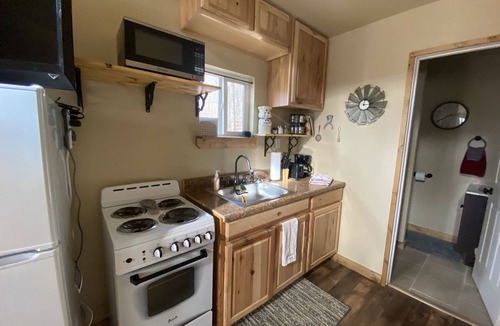 Winslow Cabin | Cozy tiny cabin nestled in a little woodland village - playground & pond access