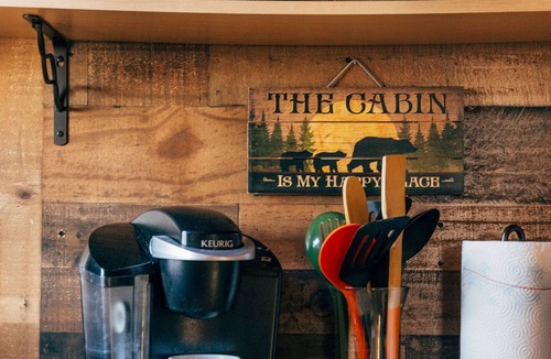 Holladay Cabin | Cozy Tiny Cabin w/Peace and Quiet- 3min from TN River, 1hr 15min from Nashville