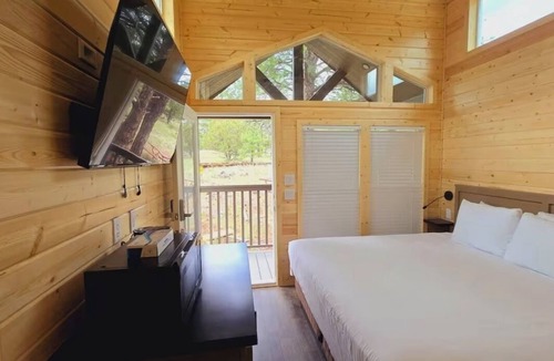 Page Cabin | Cozy Tiny Home King Room #19A