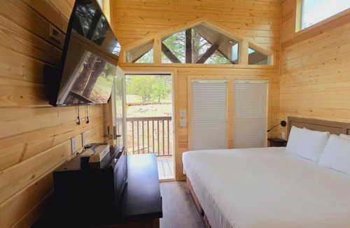 Page Cabin | Cozy Tiny Home King Room #15B