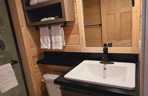 Page Cabin | Cozy Tiny Home King Room #24B
