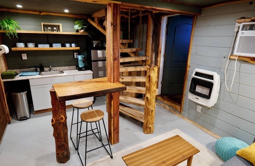 Stanton House | Cozy Tiny Home Retreat - Near RRG Hiking + Hot Tub