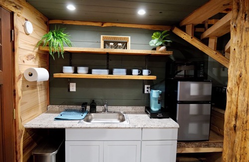 Stanton House | Cozy Tiny Home Retreat - Near RRG Hiking + Hot Tub