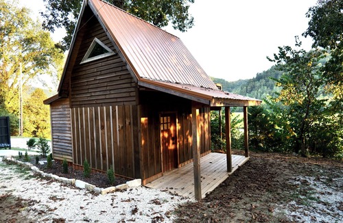 Stanton House | Cozy Tiny Home Retreat - Near RRG Hiking + Hot Tub