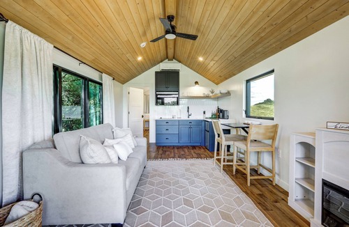 Kinzers Cottage | Cozy tiny home with 1 bedroom and WiFi, serene & peaceful glamping