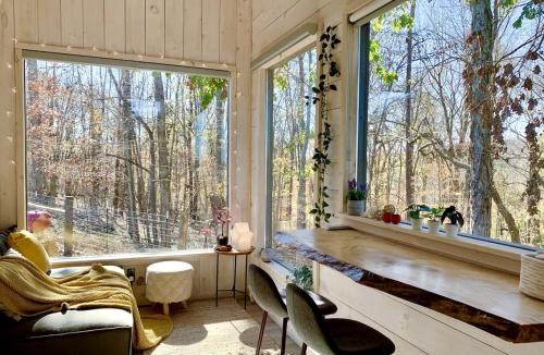 English House | Cozy Tiny House on a Farm in Fredericksburg, Indiana - Perfect Romantic Glamping Destination