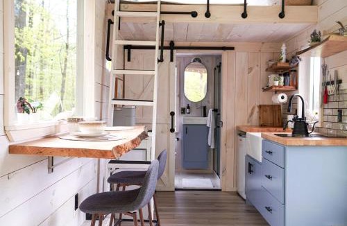 English House | Cozy Tiny House on a Farm in Fredericksburg, Indiana - Perfect Romantic Glamping Destination