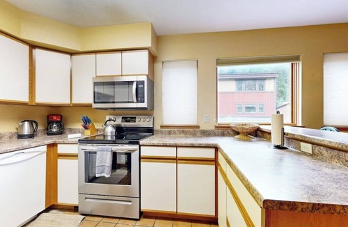 Intermountain House | Cozy townhome with deck - on free shuttle route