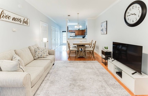 Tuscaloosa House | Cozy Townhome with Pool & Gym, 3.2 Miles from UA