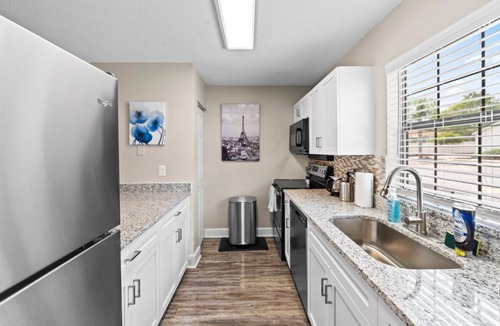 University Apartment | Cozy Townhouse - Gym Pool Golf Fast WiFi 2B2B