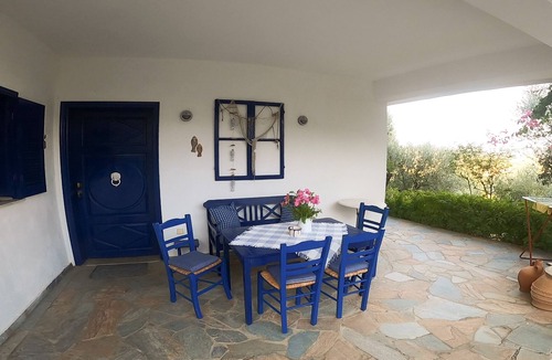 Foinikounta House | cozy traditional Greek holiday home with sea views in Finikounda