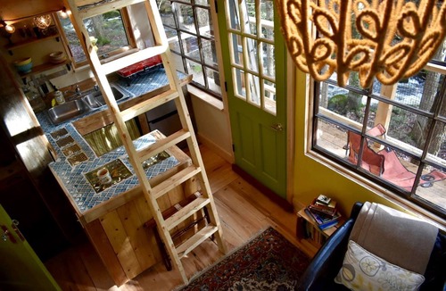 Hardwick RV Rental | Cozy Treehouse with Sauna in Hardwick, VT