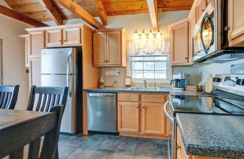 Tuftonboro Cottage | Cozy Tuftonboro Escape: Steps to Private Beaches!