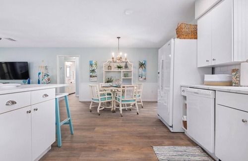 Laurel Cottage | Cozy two-bedroom cottage by Nokomis Beach. Sleep 8.