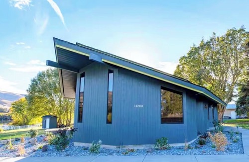 Prosser House | Cozy Two Bedroom River Front Getaway Share Save