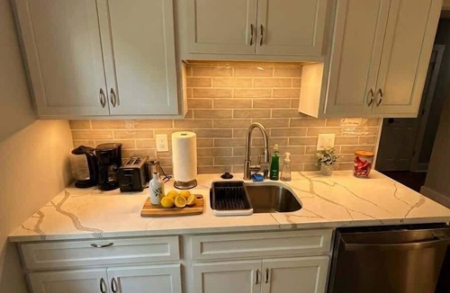 Wilmington Apartment | Cozy unit, King bed & laundry