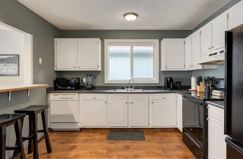 Rosscarrock House | "Cozy Up" 3 Bed w Bunk Beds! Sleeps 6-Upper Suite