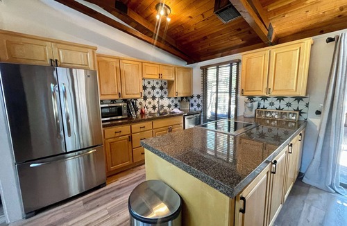 Sunriver Cabin | Cozy, updated Sunriver cabin close to Village with hot tub!