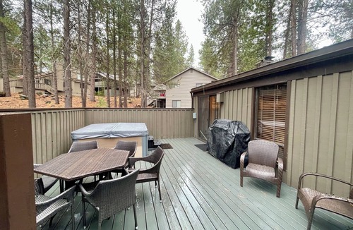 Sunriver Cabin | Cozy, updated Sunriver cabin close to Village with hot tub!