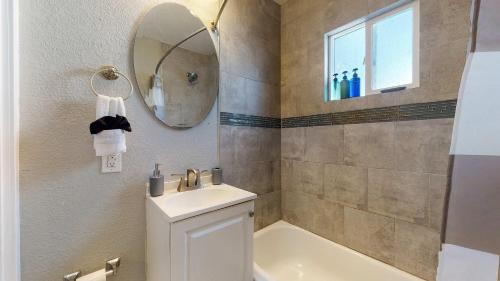 East Colfax Apartment | Cozy upper unit great for family visiting Zoo medica campus and downtown