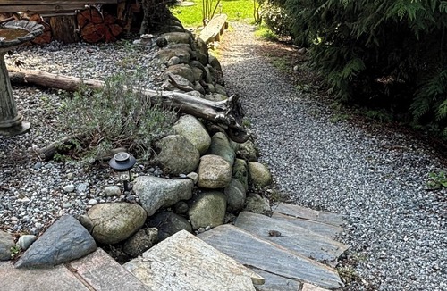 Gibsons House | Cozy Upscale Getaway - Fantastic Location