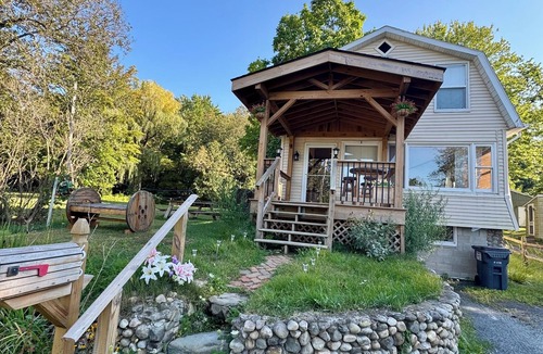 Nassau Cottage | Cozy Upstate Lakefront 2BR Retreat with Kayaks & Fireplace