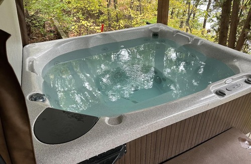 Webster Cabin | Cozy Vacation Cottage on the Lake with Hot Tub!