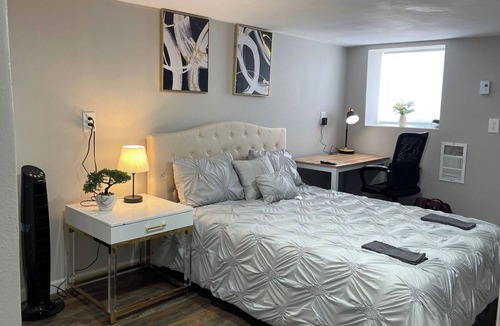 University District House | Cozy & Vibrant U-District Lower Unit