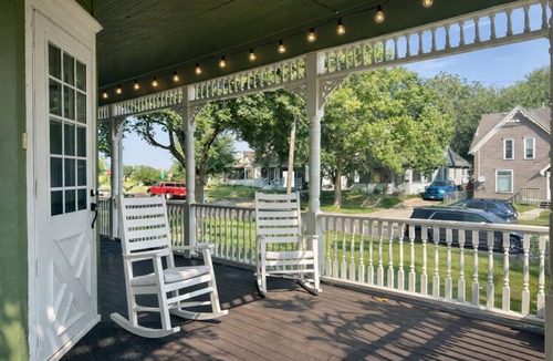Folsom's Addition House | Cozy Victorian centrally located near hospitals & downtown w/parking & laundry!