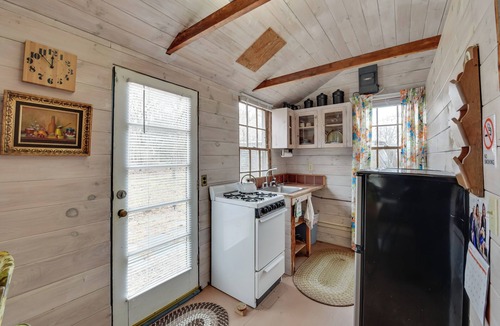 Tisbury Cottage | Cozy Vineyard Haven Cottage < 1 Mi to Beach!