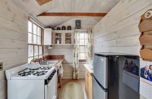 Tisbury Cottage | Cozy Vineyard Haven Cottage < 1 Mi to Beach!
