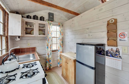 Tisbury Cottage | Cozy Vineyard Haven Cottage < 1 Mi to Beach!