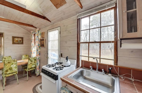Tisbury Cottage | Cozy Vineyard Haven Cottage < 1 Mi to Beach!