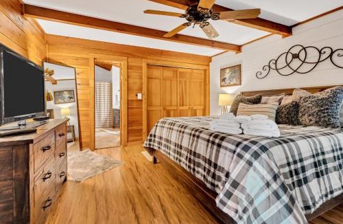 Walnut Mountain House | Cozy Walnut Mountain Cabin with Hot Tub & Views