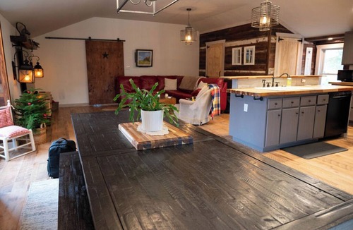 Suffolk House | Cozy Waterfront Barn Loft in Charming Suffolk—full Kitchen, AC, WiFi
