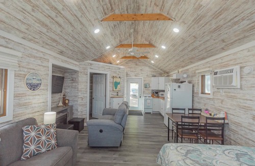 Orleans Cabin | Cozy Waterfront Cabin on Big Spirit Lake