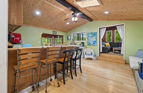 Green Hill House | Cozy waterfront cabin with fire pit