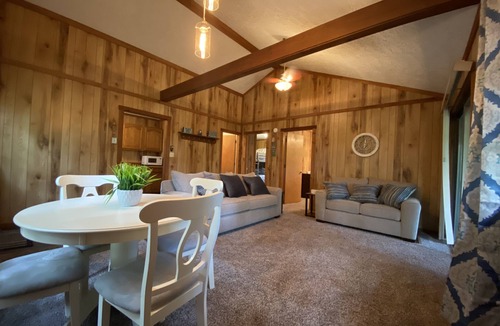 Westview House | Cozy Waterfront Cabin on Rough River Lake