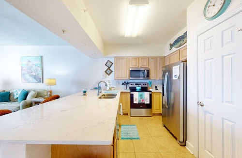 Ono Island Condo | Cozy waterfront condo with pool, fitness area, balcony, & washer/dryer