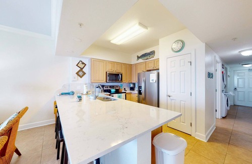 Ono Island Condo | Cozy waterfront condo with pool, fitness area, balcony, & washer&dryer
