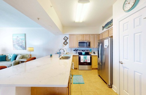Ono Island Condo | Cozy waterfront condo with pool, fitness area, balcony, & washer&dryer