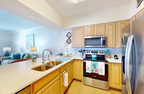 Ono Island Condo | Cozy waterfront condo with pool, fitness area, balcony, & washer&dryer