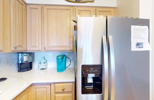 Ono Island Condo | Cozy waterfront condo with pool, fitness area, balcony, & washer&dryer
