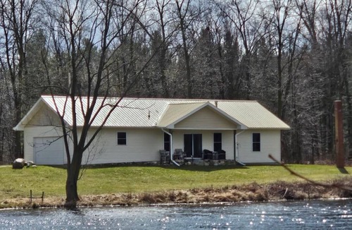 Moscow House | Cozy waterfront cottage on 40 acres. Great fishing kayaking & hunting!